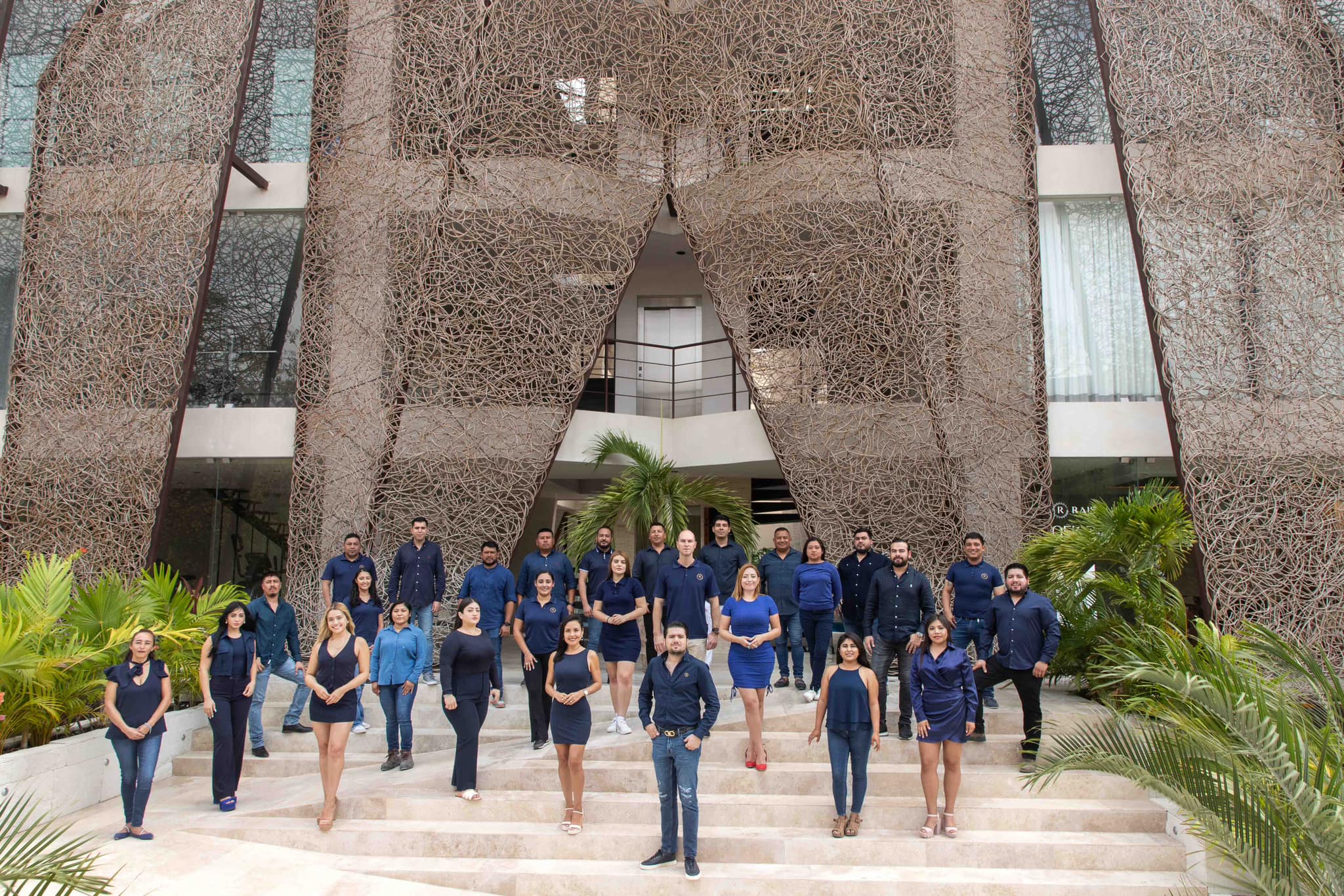 Equipo Raise Group frente a sus oficinas